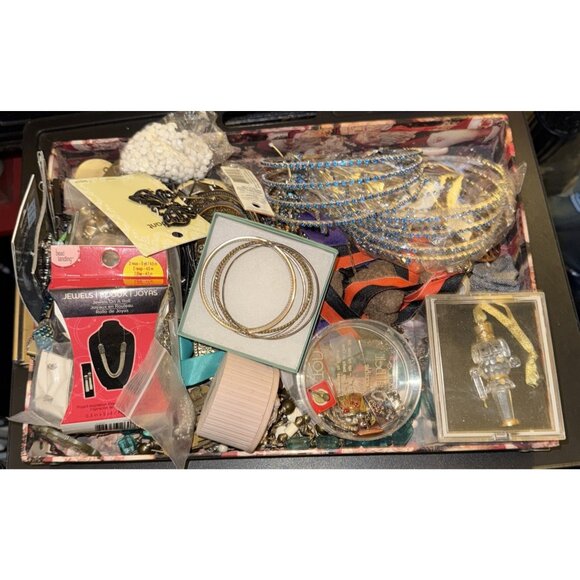 Jewelry Lot Mixed Crafting Broken Scrap Bangles Necklaces Pieces Junk Drawer - Picture 1 of 16